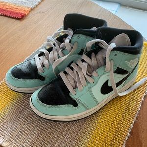 Air Jordan Mid female